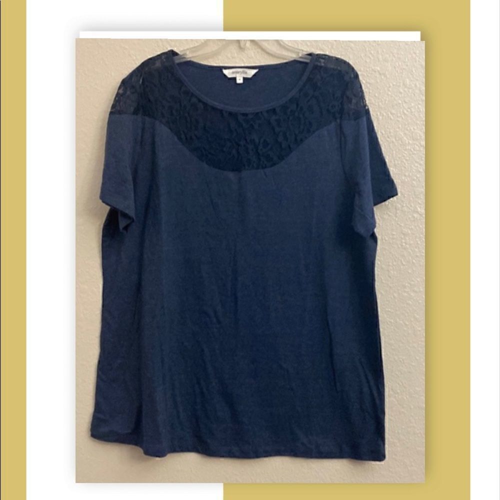 👕💙A amaryllis navy short sleeve top!! The top of the top is lace!!!